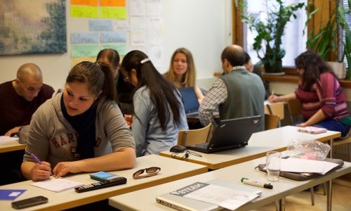 Travailler avec un public «&nbsp;contraint&nbsp;»&nbsp;: posture de l’intervenant.e et outils de communication
