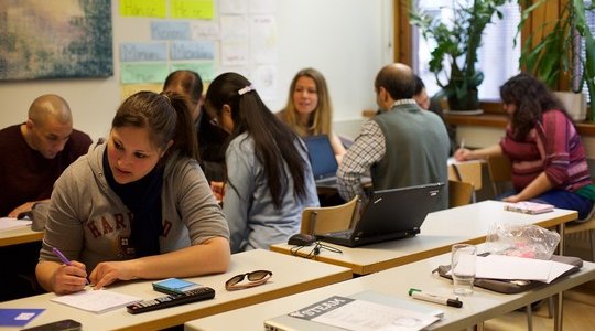 Travailler avec un public «&nbsp;contraint&nbsp;»&nbsp;: posture de l’intervenant.e et outils de communication