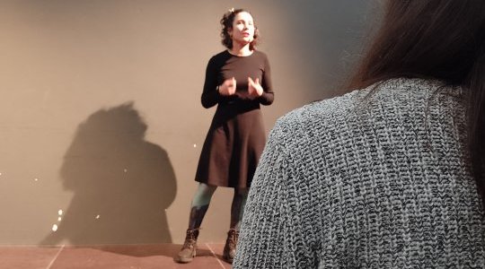 Retour en images sur la conférence gesticulée&nbsp;: «&nbsp;J’habite, tu habites, ils spéculent...&nbsp;» de Sarah De Laet
