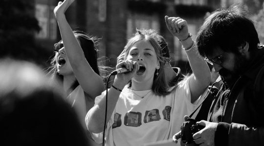 Mobilisation du 22 mai – Le travail non marchand alimente et renforce la démocratie (qui en a bien besoin)&nbsp;!