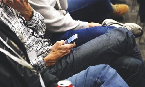 Travailler avec un public «&nbsp;contraint&nbsp;»&nbsp;: posture de l’intervenant.e et outils de communication