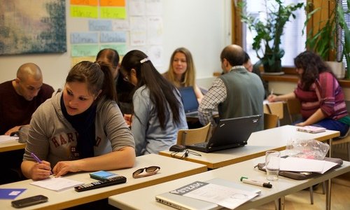 Travailler avec un public «&nbsp;contraint&nbsp;»&nbsp;: posture de l’intervenant.e et outils de communication